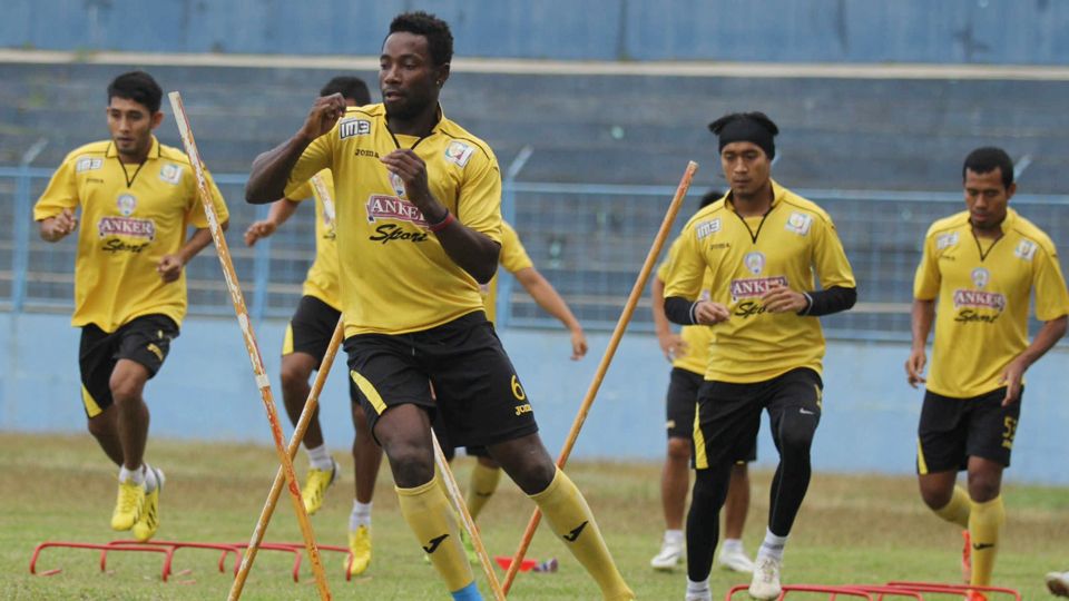 Thierry Gathuessi dkk menjalani latihan fisik dalam latihan di Stadion Gajayana, Malang, Jumat (18/07/14). Copyright: &copy; Ardiyansyah/INDOSPORT